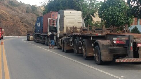 Caminhoneiros do setor de rochas paralisam atividades em estradas do Sul do ES