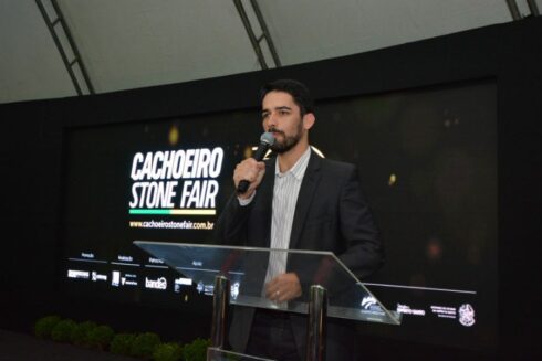 Victor Coelho fala dos incentivos para empresas em Cachoeiro durante feira do mármore
