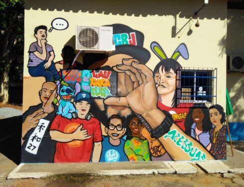 Alunos de Cachoeiro fazem selfie em forma de grafite no Centro de Referência da Juventude
