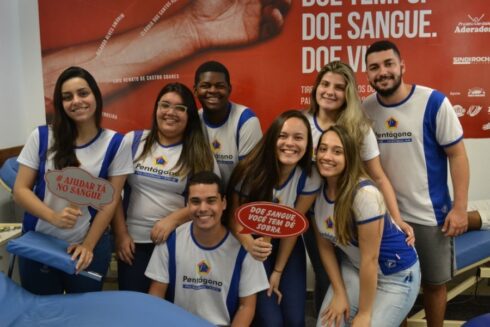 Jovens se unem para doar sangue na Santa Casa de Cachoeiro