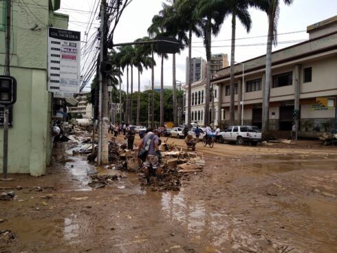 Praça Jerônimo Monteiro depois da enchente
