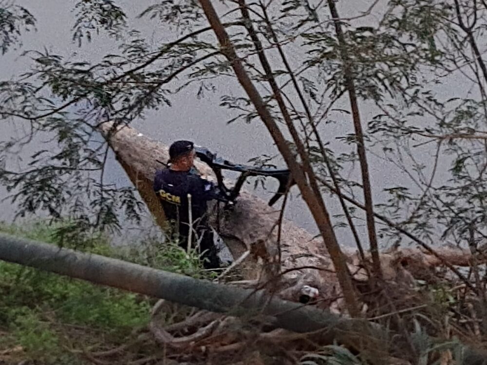 Guarda Municipal com o chassi no rio