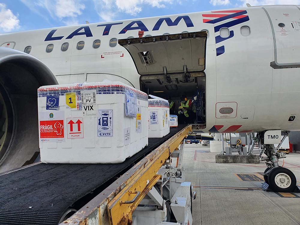Caixas da vacina chegam ao Aeroporto de Vitória