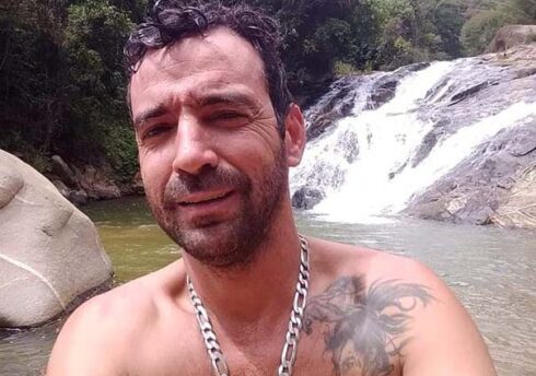 Alessandro em foto tirada em frente a uma cachoeira