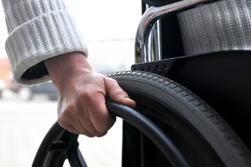 cadeira-de-roda-pessoa-com deficiencia