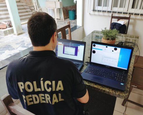 Policial avalia imagens no computador