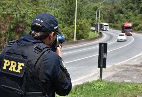 Policial Rodoviário Federal fiscaliza rodovia com radar móvel