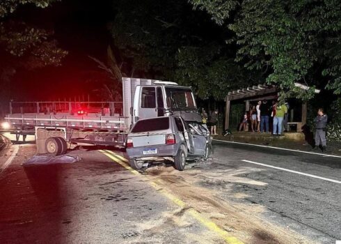 Acidente em Alegre entre Fiat Uno na estrada