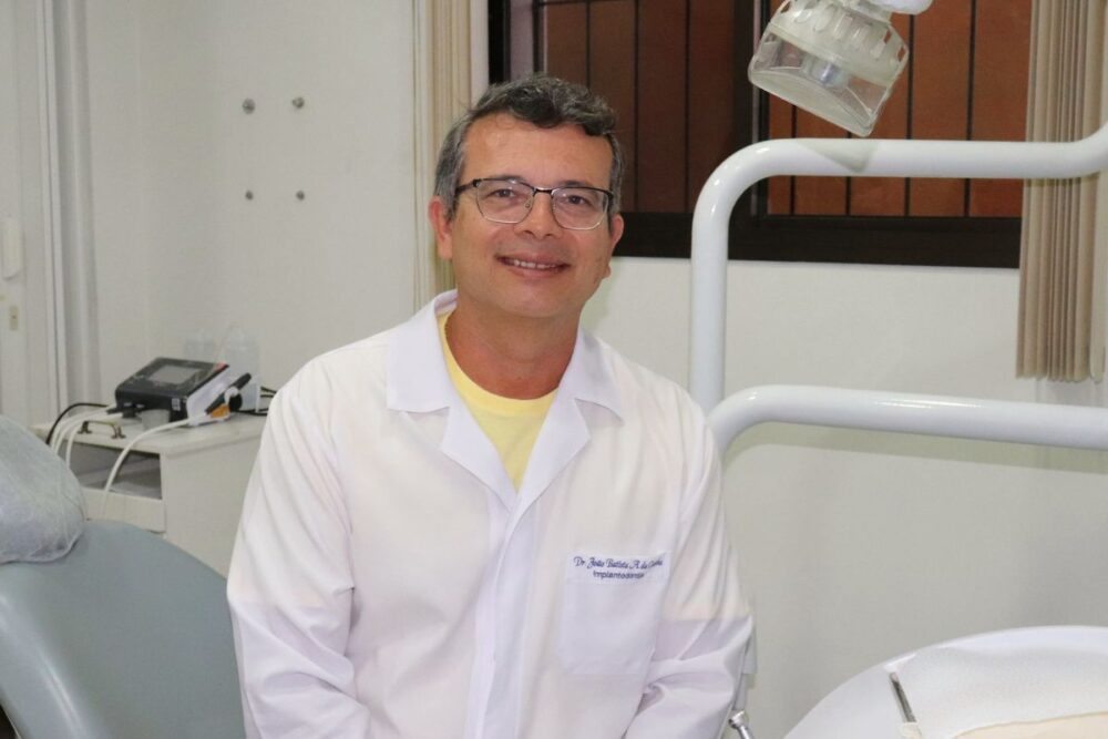 Dentista João Batista de frente