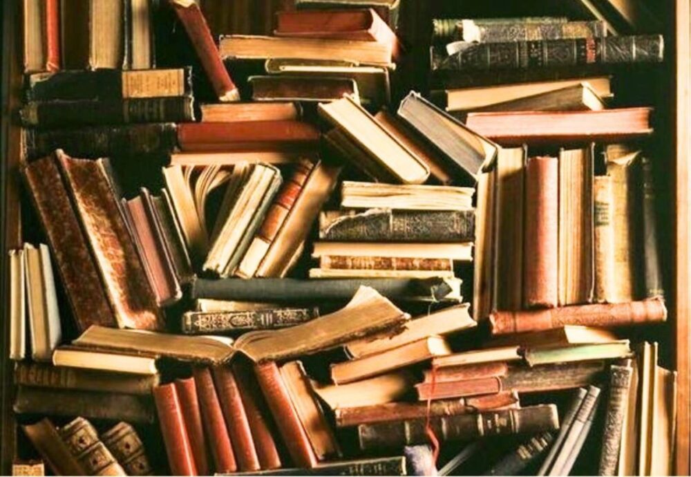 Estante repleta de livros desorganizados