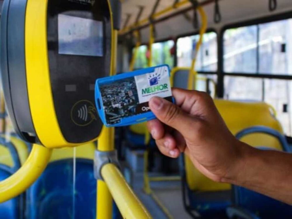 Usuário apresenta cartão em ônibus
