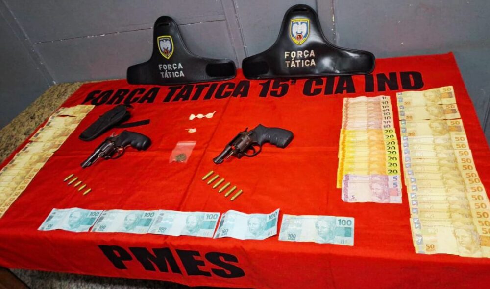 Armas, dinheiro e droga em cima de uma mesa com pano vermelho
