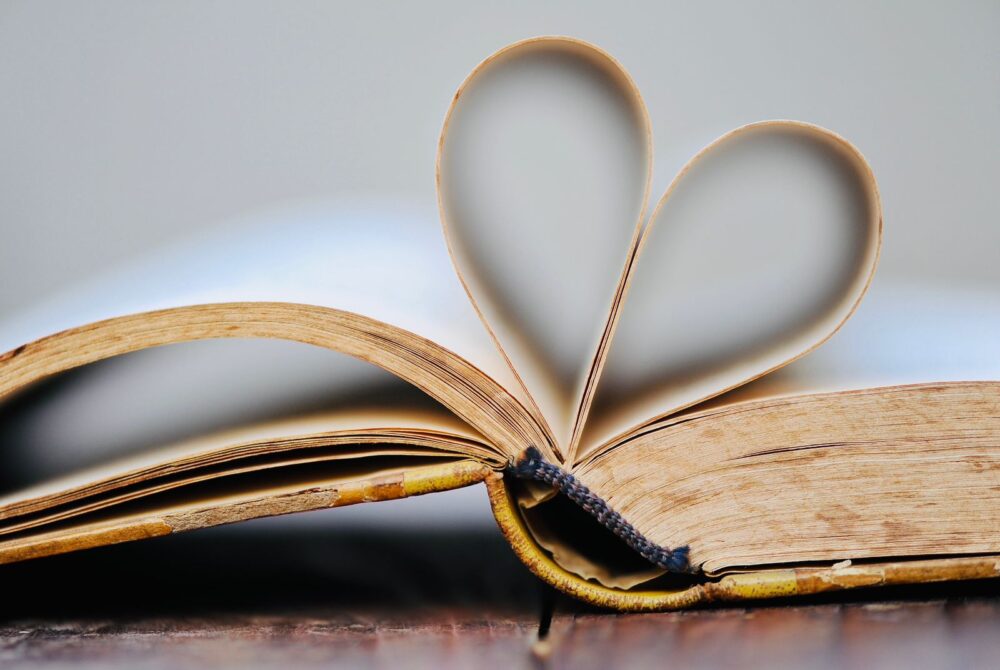 Amor ao papel. Um livro com uma folha em formato de coração
