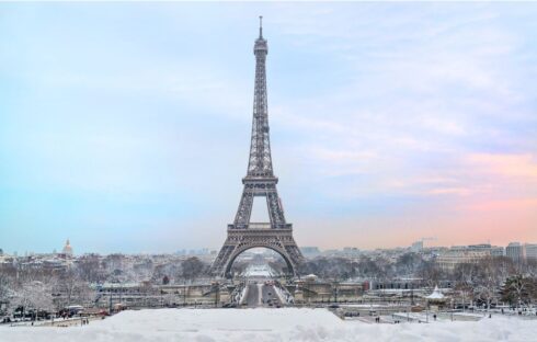 Torre Eiffel com o céu azul rosado e neve, mostrando Paris no Outono