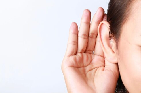 escutar-ouvir-mulher-com-mao-no-ouvido-19-05-2024