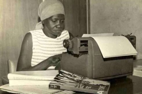 mulher-negra-na-maquina-de-escrever-12-05-2024