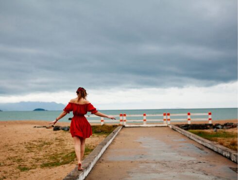 mulher-descalsa-caminha-meio-fio-praia-08-06-2024