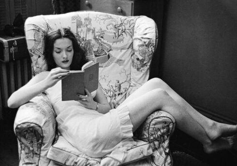 mulher-lendo-livro-sofa-23-06-2024