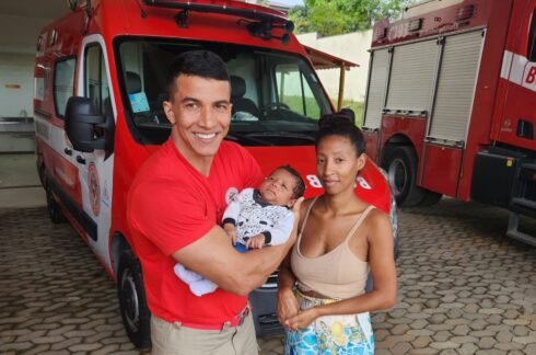 Bombeiro salva bebê de um mês engasgado com leite materno em Anchieta