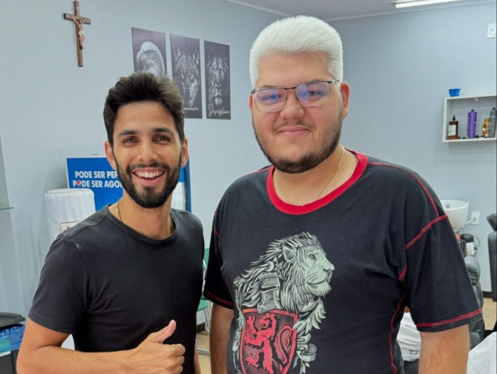 Vice-prefeito eleito de Cachoeiro paga aposta e adota cabelo platinado