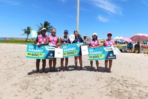 Campeãs do torneio de beach tennis de Marataízes