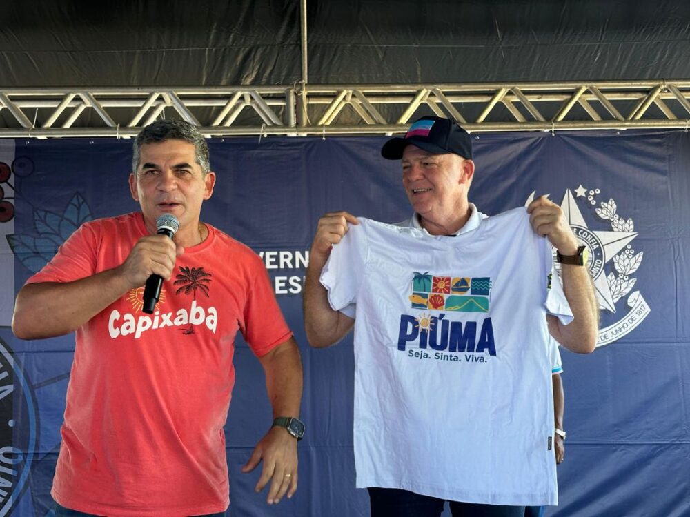 Prefeito Paulo Cola entrega camisa ao governador Renato Casagrande