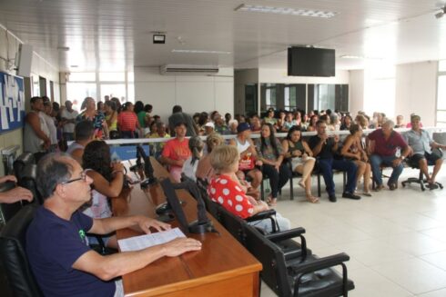 Servidores efetivos de Mimoso do Sul aguardam retorno do prefeito Peter Costa